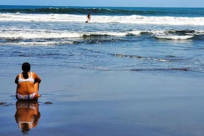 El turismo de aficionados al surf es una de las principales fuentes de ingresos para El Zonte