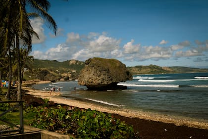 El turismo es una de las principales actividades de la isla, junto con las telecomunicaciones y las plantaciones de caña de azúcar