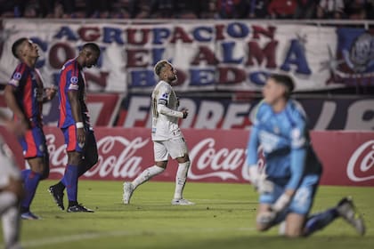 El turno de la celebración de Neymar, que se une al festejo de su compañeros tras el empate de Gabigol