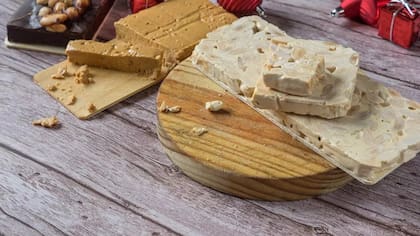 El turrón de maní y el turrón duro de almendras, son dos postres navideños típicos de España que se popularizaron en la Argentina en el siglo XX