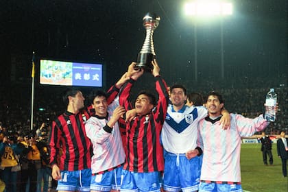 El Turu Flores, el Pepe Basualdo, el Turco Asad, Sotomayor y Marcelo Gómez, con la Copa Intercontinental ganada en Tokio ante Milan