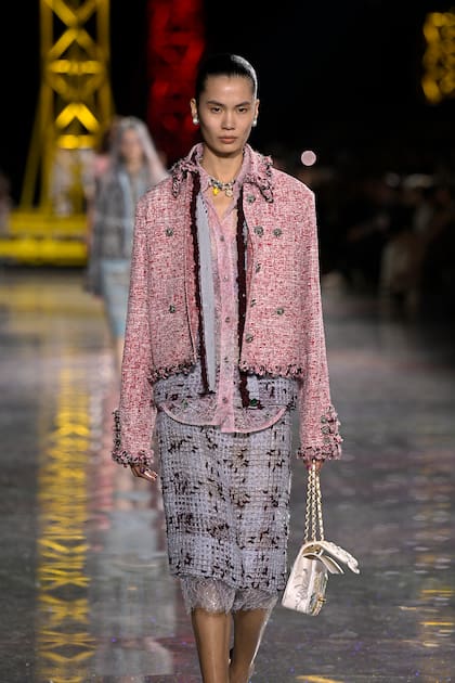 El tweed volvió a ocupar un lugar central, aunque con un giro actual: trabajado con brillo y nuevas texturas