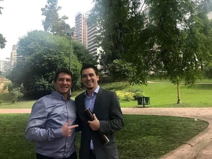 El Tweety junto a su hijo cuando se recibió de abogado