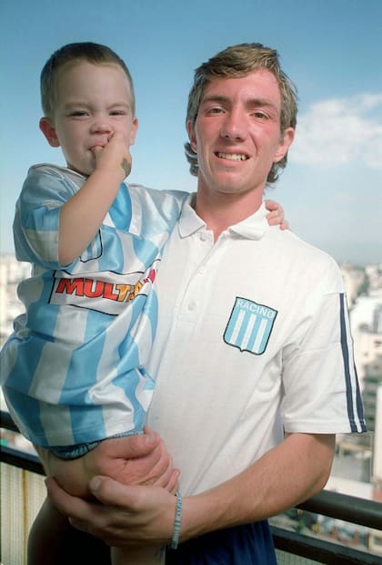 El Tweety junto a su hijo Damiro cuando era jugador de Racing
