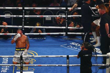 El ucraniano Oleksandr Usyk celebra arrodillado