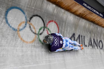 El ucraniano Vladislav Heraskevich, durante uno de los entrenamientos previos a la competencia de skeleton, de la que fue descalificado por usar un casco alusivo a las víctimas de la guerra de Ucrania