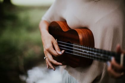 El ukelele tiene un sonido agudo que resulta del agrado de muchos