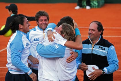 El último abrazo entre Del Potro y Nalbandian, tras la victoria sobre Rusia (3-2) en semifinales, en el Parque Roca