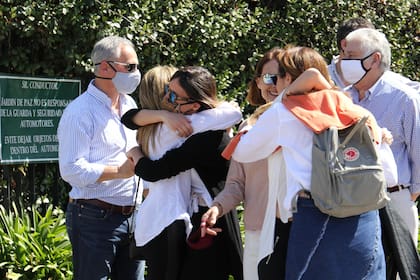 Familiares cercanos se consuelan tras la trágica muerte de Elsa Serrano