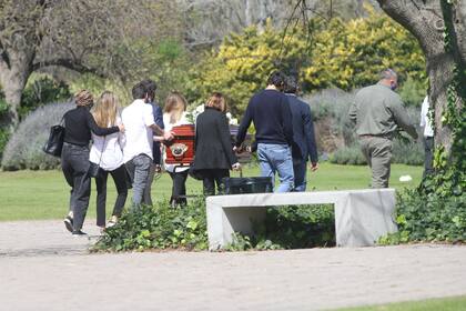 El último adiós a Elsa Serrano en el Jardín de Paz de Pilar