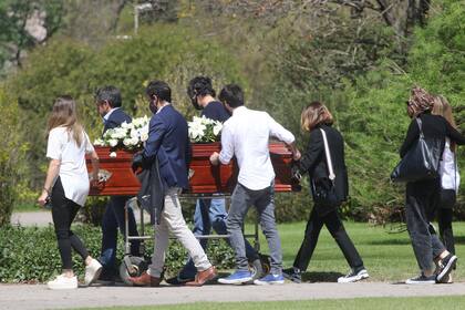 Familiares cercanos de Serrano se acercaron hasta el Jardín de Paz de Pilar para despedirla