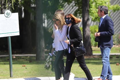 Conmovidos por la trágica muerte de la diseñadora, sus familiares la despidieron entre abrazos y lágrimas