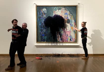 El último ataque ambientalista, anteayer, fue contra una pintura de Gustav Klimt en el Museo Leopold en Viena, Austria. La pintura está cubierta con un cristal y no resultó dañada