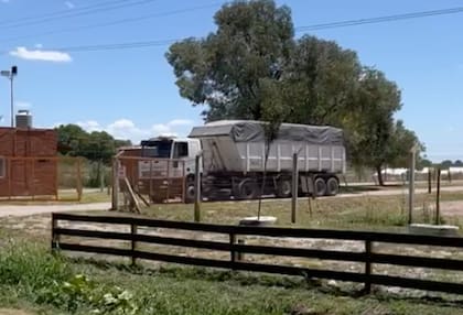 El último camión que logró sacar Vidal de la planta de Los Grobo en San Miguel del Monte