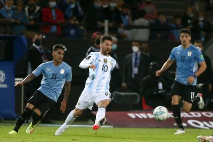 El último cruce entre argentinos y uruguayos, en noviembre de 2021 en Montevideo, por la eliminatoria para Qatar 2022; aquel 1-0 (gol de Ángel Di María) puede terminar siendo el penúltimo compromiso de Messi ante el equipo celeste.