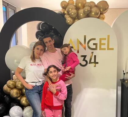 El último cumpleaños de Ángel, los 34 en febrero pasado, con Jorgelina, su mujer, y las pequeñas Mía y Pía