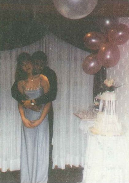 El último cumpleaños de Natalia Fraticelli. En la imagen, junto a su torta de 15 años, abrazada por su hermano Franco