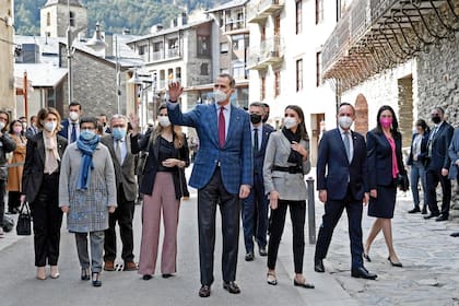 El último día comenzó con una visita al colegio español María Moliner. Antes de ingresar a la institución pudieron sentir el cariño de los habitantes que los aplaudían y saludaban.