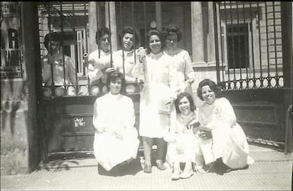 El último día de clases de 1961, en la entrada principal: Ana María Loñatz, María Martino, Graciela Remaggi, Celina Recio, Beatriz García, Lucila Vico y Nora Gómez, todas ex alumnas.