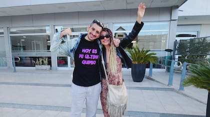 El último día de quimio de Richard, acompañado por el amor de su vida.