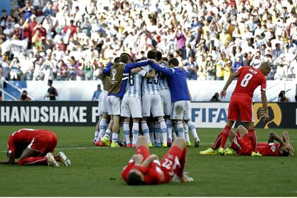 El festejo de los argentinos en la victoria 1-0 ante Suiza en Brasil 2014