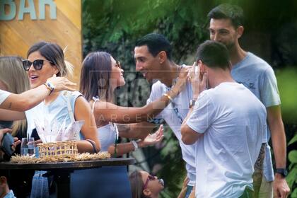 El último fin de semana, los Messi fueron invitados al cumpleaños del futbolista Ander Herrera, que celebró sus 32 con un brindis con sus compañeros de equipo.