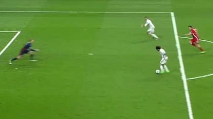 El tercer gol de Real Madrid: Cristiano Ronaldo aparece levemente adelantado cuando Marcelo suelta el pase
