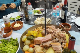Un tradicional almuerzo comenzó a marcar el adiós del mercado ícono del barrio de Mataderos