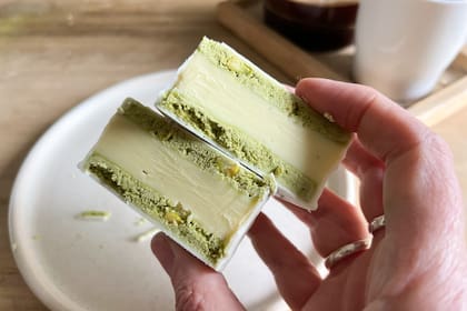 El último lanzamiento fue el alfajor de matcha y pistachos con relleno de ganache de chocolate blanco, un producto con un sabor y color único.