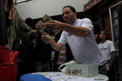 El último lunes de mayo, contra el cepo cambiario impuesto por el Gobierno, militantes liberales vendieron dólares en plena peatonal porteña