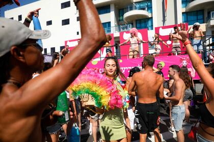El último Orgullo de Tel Aviv en 2019 atrajo a 250.000 personas, que bailaron en coloridas carrozas bajo banderas de arco iris en la ciudad junto a la playa. La celebración de este año es más moderada ya que Israel permanece en gran parte cerrado a los turistas debido al coronavirus