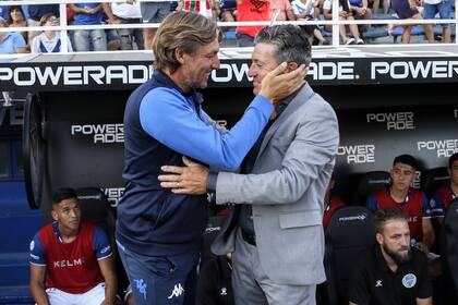 El último partido de Heinze como local en Vélez: se saluda con Mario Sciaqua, antes de la derrota ante Godoy Cruz, el miércoles último