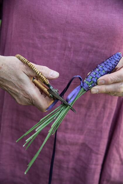 El último paso es cortar los tallos largos de la lavanda.