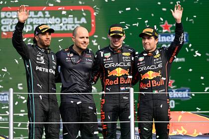 El último podio del Gran Premio de México: Lewis Hamilton, el ingeniero Gianpiero Lambiase, Max Verstappen y Sergio Checo Pérez