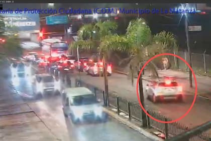 El último registro fílmico muestra a las chicas cuando abordaban una camioneta blanca a las 21:30