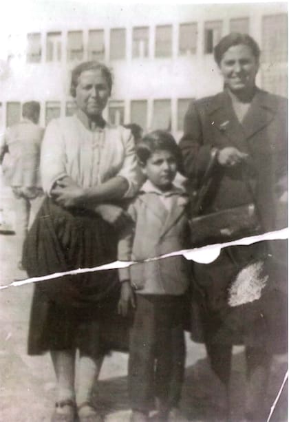 El último retrato familiar. En la estación de Salerno, antes de abordar el tren rumbo a Génova, junto a su hermana y su madre, que fue a despedirlos. Fue la última vez que Aldo vio a su mamá. "Muchos años después le dejé una flor en la tumba, en Italia, y pude comprender lo que habría sufrido", dijo.