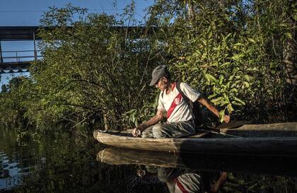 El último sobreviviente de la tribu taushiro pesca en el Amazonas peruano