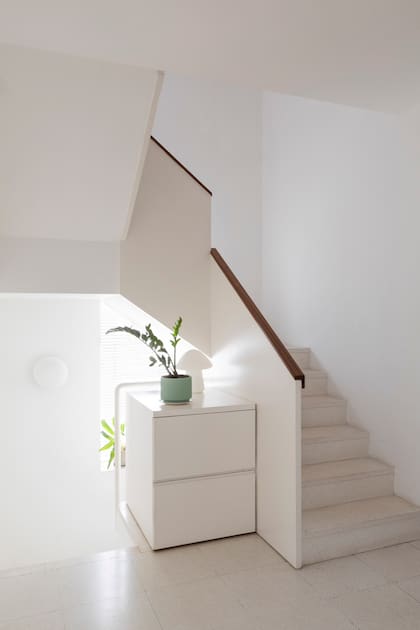 El último tramo de escalera, que conecta los cuartos con el escritorio.