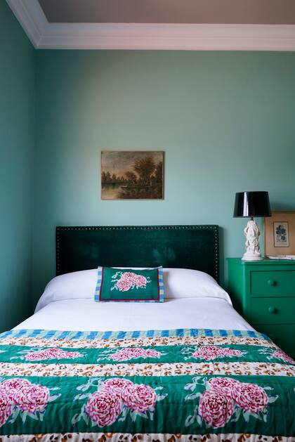 El único aspecto en el que apuesta a lo sencillo es en la ropa de cama, siempre blanca.