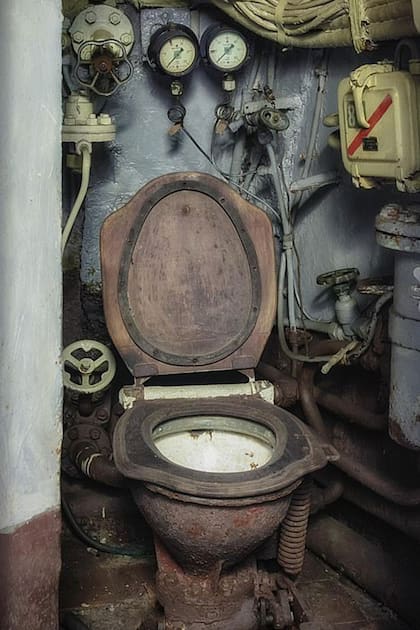 El único baño que encontraron los fotógrafos en el submarino. Este tipo de submarino podría acomodar a una tripulación de 78 personas. Olga dijo: "¡No me preguntes cómo! Las condiciones de vida a bordo serían bastante difíciles. No había suficiente espacio. El capitán era el único que tenía camarote"