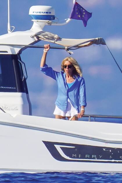 "El único fallo de Emmanuel es ser joven. Ese es un chiste entre nosotros, no sentimos la diferencia de edad... Los más de 20 años de diferencia no son nada, claro está que desayunamos juntos: yo con mis arrugas, y él con su cara fresca", reveló la Primera dama entre risas hace un tiempo a la revista Elle.