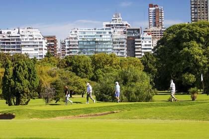 El único lugar de golf abierto este lunes fue el Driving Norte, ubicado frente a la costanera; el ingreso fue totalmente protocolar y bajo un estricto sistema de turnos, luego de que se habilitaran los deportes individuales al aire libre en medio de la pandemia de coronavirus