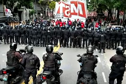 El único momento de tensión fue a la tarde, con la columna de la izquierda, en Plaza de Mayo