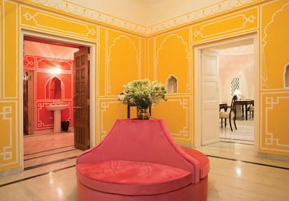 “El único toque francés que di fue el sillón circular rosa en la zona del baño”, acotó Claire. La entrada es verde, el tono preferido de Pacho, donde también hay fotos del gran rey en su atuendo típico de gala.