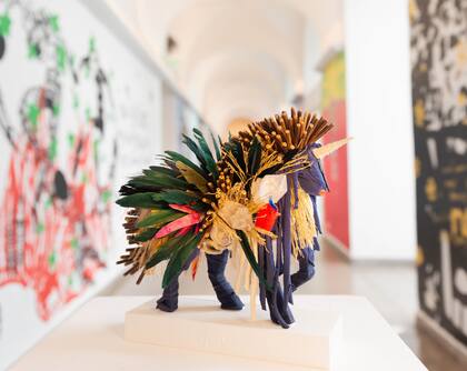 El unicornio de Carlos Herrera, con plumas, flores de papel, lana y strass