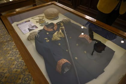 El uniforme ceremonial y otros atributos utilizados por Victoriano Toto Caffarena, presidente de la Segunda República de La Boca y reconocido como el Jugador Número 12 del club Boca Juniors