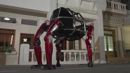 El Unitree GD01 es un robot bípedo que se puede transformar en cuadrúpedo