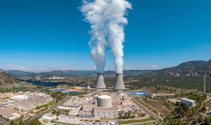 El uranio enriquecido hasta un 3-5% de U-235 alimenta la mayoría de los reactores nucleares comerciales, mientras que concentraciones mayores, entre 5 y 20%, se emplean en medicina e investigación científica