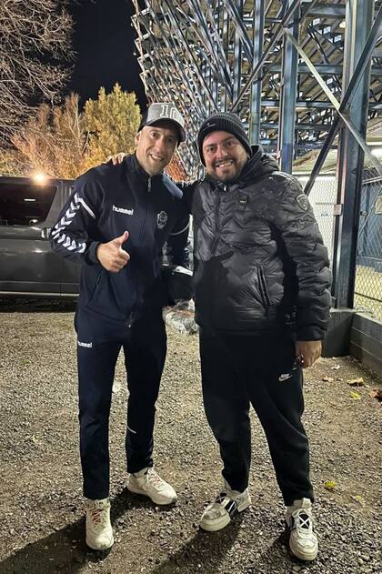 El uruguayo Brahian Alemán, que cumplió 110 presencias en Gimnasia y recibió una plaqueta, y el hijo mayor de Maradona.