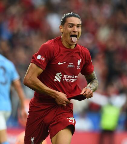 El uruguayo Darwin Núñez celebra su gol, el tercero de la victoria de Liverpool sobre Manchester City, que les dio a los Reds el primer título de la temporada